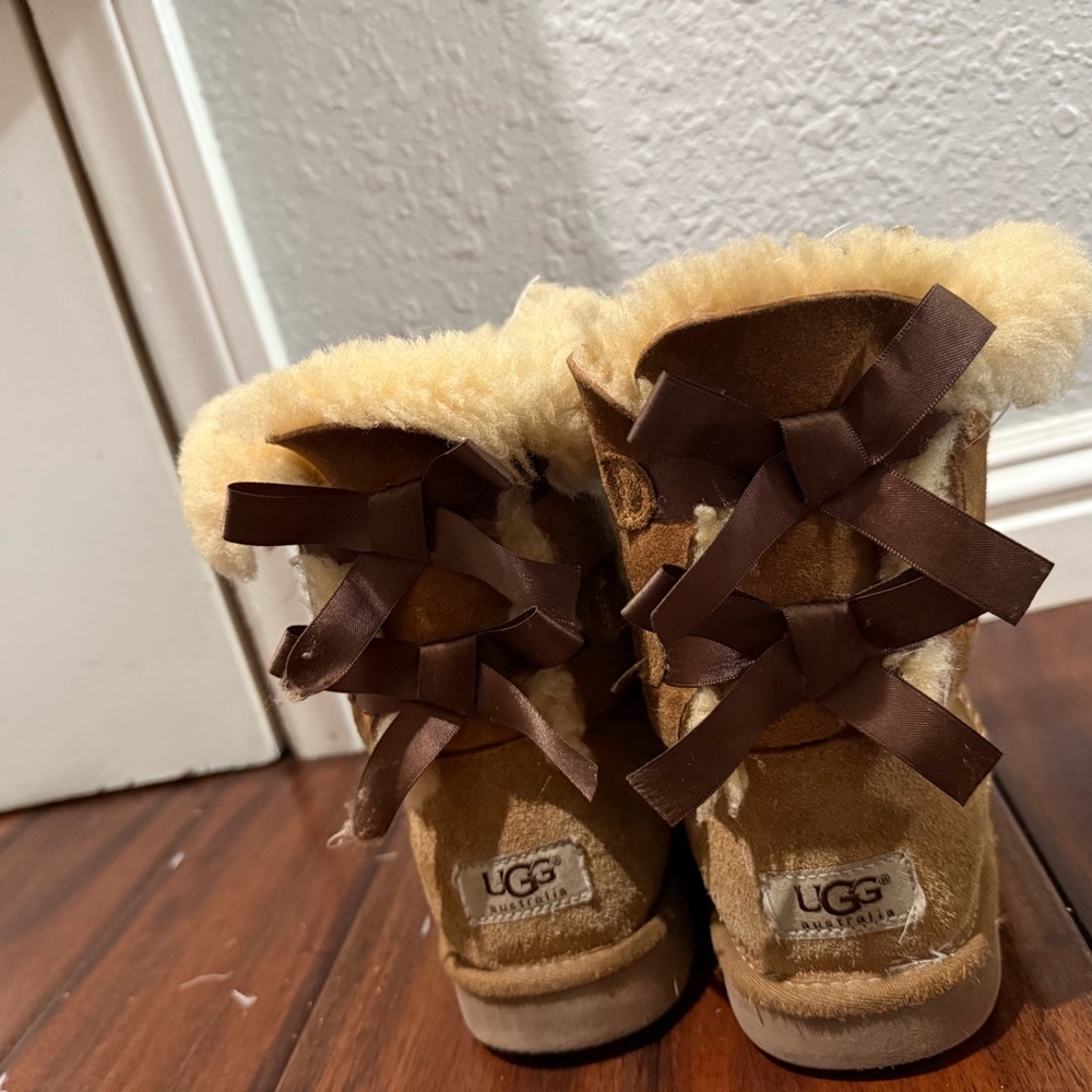 UGG boot with bows, size 7, tan